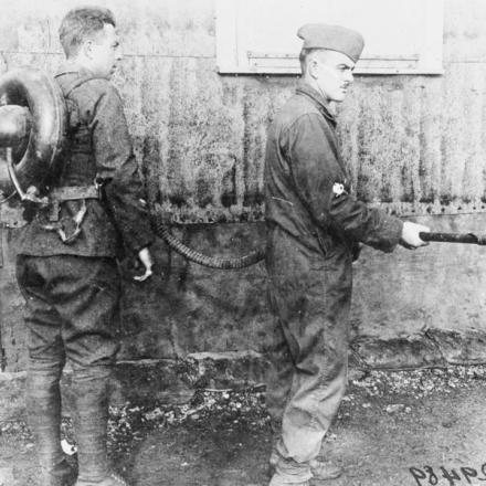 Soldati americani che mostrano un lanciafiamme tedesco catturato. Chaumont, 16 ottobre 1918. © IWM (Q 60982)