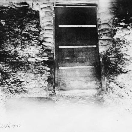 Interno di un rifugio con tenda a prova di gas. Chaumont, 16 ottobre 1918. © IWM (Q 60985)