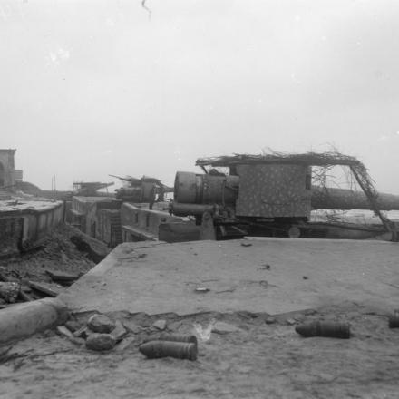 Cannone da 160 mm della batteria di Gneisenau, con verniciatura mimetica, di fronte al Royal Palace Hotel, Ostenda, ottobre 1918. © IWM (Q 19239)