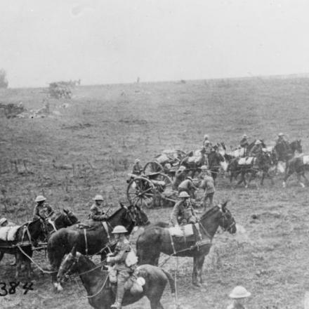 L'artiglieria britannica arriva a Molain nel pomeriggio del 17 ottobre 1918. © IWM (Q 53101)