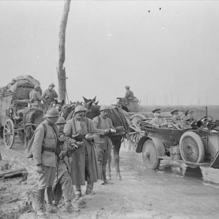 Il generale Plumer nella sua auto personale supera una strada bloccata con veicoli a cavalli inglesi e francesi, vicino a Lille, il 18 ottobre 1918. © IWM (Q 3300)