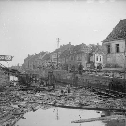 Ponte sul fiume Lys a Menin distrutto dai tedeschi, 18 ottobre 1918. © IWM (Q 7124)