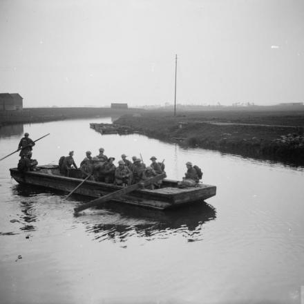 Truppe del 5 ° Battaglione, Argyll e Sutherland Highlanders (34 ° divisione) che attraversano il fiume Lys a Halluin in pontoni tedeschi catturati, il 18 ottobre 1918. © IWM (Q 7132)