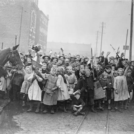 Donne e bambini francesi festeggiano l'arrivo degli uomini della 57ª Divisione britannica a Lille, il 18 ottobre 1918. © IWM (Q 9589)