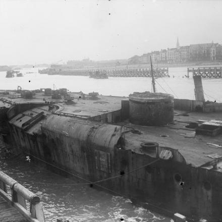 Dal pontile orientale, la prua della HMS Vindictive e il Quai des Pecheurs e una draga affondata dai tedeschi, Ostenda. 19 ottobre 1918. © IWM (Q 11396)