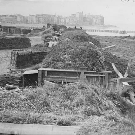 Una veduta del lungomare di Ostenda, con una postazione di artiglieria tedesca distrutta, 19 ottobre 1918. © IWM (Q 3299)