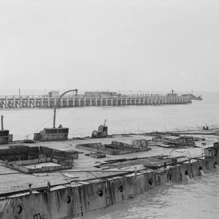 Vista di poppa della HMS Vindictive ormeggiata all'entrata del porto di  Ostenda, 19 ottobre 1918. © IWM (Q 7744)
