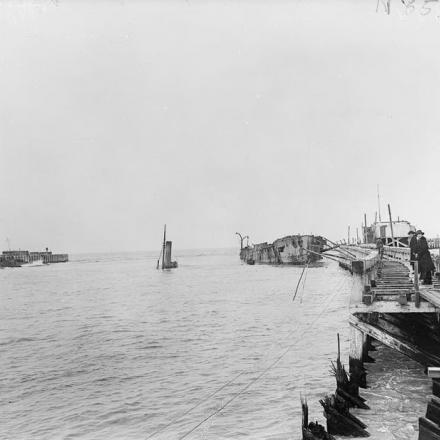 Il pontile orientale di Ostenda mostra i danni subiti e il planking rimosso dai tedeschi. Si vedono la HMS Vindictive e il comignolo di una chiatta affondata dai tedeschi. 20 ottobre 1918. © IWM (Q 11384)