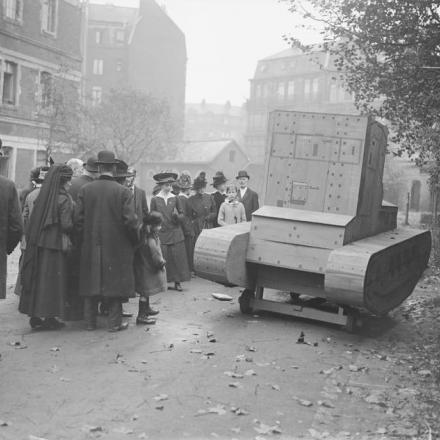 Civili francesi esaminano un tank fittizio di legno fatto dai tedeschi (presumibilmente costruito per assomigliare ad un carro Whippet) Lille, il 20 ottobre 1918. © IWM (Q 9599)
