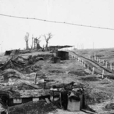 Il campo del quartier generale della quarta armata situato in un sistema camuffato di rifugi a Eterpigny, vicino a Peronne in Francia. © IWM (E (AUS) 3817)