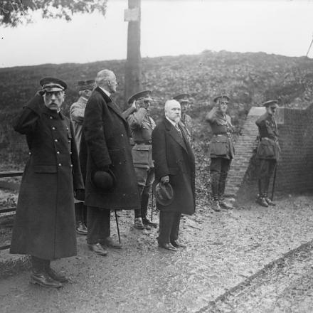 Il presidente francese Raymond Poincaré con il generale William Birdwood e il sindaco di Lille, M. Delesalle, vicino a una delle porte di Lille, il 21 ottobre 1918. © IWM (Q 9596)