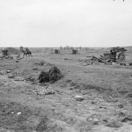 Un obice tedesco da 21 cm e tre cannoni da campo abbandonati in seguito al fuoco britannico, ottobre 1918. © IWM (Q 11831)