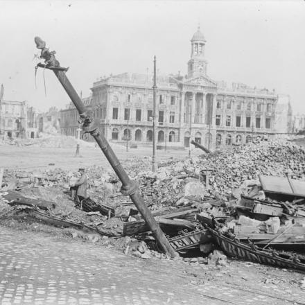 Veduta della piazza principale di Cambrai, con edifici danneggiati e il municipio, 23 ottobre 1918. © IWM (Q 3314)