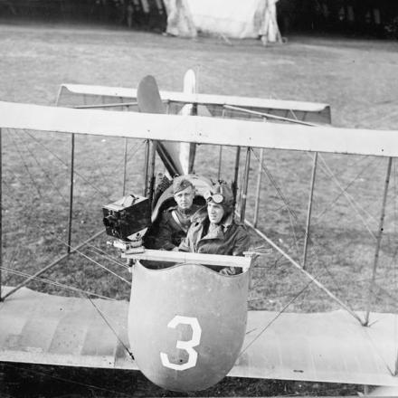 Il fotografo ufficiale Second-Lieutenant A. H. C. Sintzenich del US Signal Corps con la sua telecamera Debrie montata davanti alla posizione dell'osservatore su un Farman Shorthorn. Il pilota è il tenente A. W. Bevin. Aerodromo di Ford Junction, 23 ottobre 1918. © IWM (Q 60617)