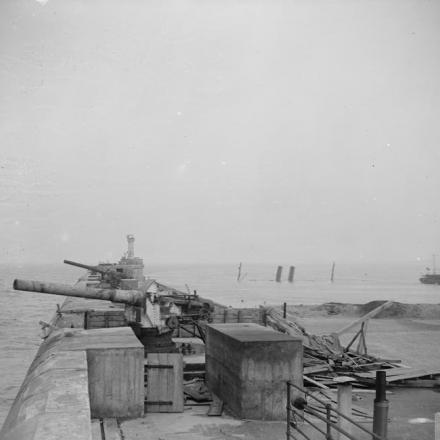 Cannoni vicino al faro alla fine del molo a Zeebrugge. La nave SS Bruxelles è sullo sfondo, il 23 ottobre 1918. © IWM (Q 7139)