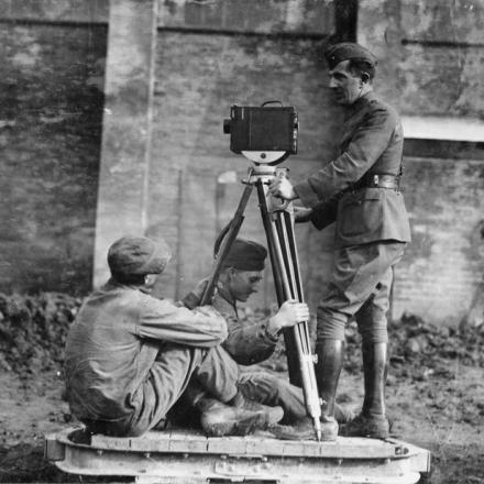 Secondo tenente A. H. C. Sintzenich, fotografo ufficiale del Corpo dei segnali degli Stati Uniti, con la sua telecamera Debrie montata su un carrello su una leggera ferrovia. Aerodromo di Ford Junction, 24 ottobre 1918. © IWM (Q 113417)