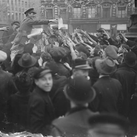 Ufficiale britannico che distribusce giornali ai rifugiati francesi che sono tornati a Douai, il 25 ottobre 1918. La città era deserta il giorno della sua occupazione dall'ottava divisione britannica il 17 ottobre. © IWM (Q 11406)