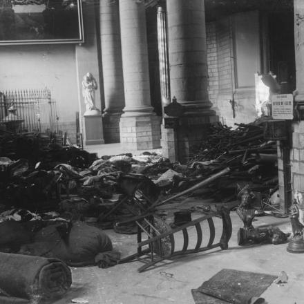 Canne d'organo, ornamenti e altri oggetti custoditi nella cattedrale di Douai dai tedeschi e pronti per essere portati via, il 25 ottobre 1918. © IWM (Q 11411)