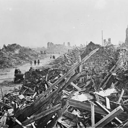 Le rovine di Lens, 27 ottobre 1918. Lens era in occupazione tedesca dall'ottobre 1914 al 2 ottobre 1918. Prima di ritirarsi i tedeschi allagarono le miniere di carbone, che avevano scavato con il lavoro civile forzato durante i loro quattro anni di occupazione. © IWM (Q 49082)