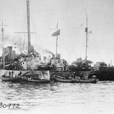 I cacciatorpedinieri americani USS Little, USS Jarvis e USS Burrows ormeggiati nel porto interno pronti per il convoglio a Brest, il 27 ottobre 1918. © IWM (Q 68328)