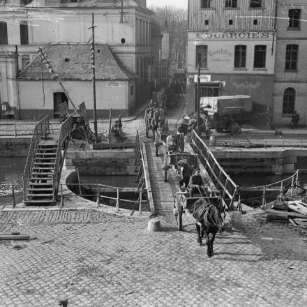 Colonna di trasporto trainata da cavalli britannica che attraversa un ponte temporaneo su un canale a Douai, il 27 ottobre 1918. Douai fu occupato il 17 ottobre.