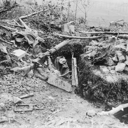 Un mitragliatrice tedesca MG 08/15 sul Talma Hill vicino a Grandpre. © IWM (Q 49852)