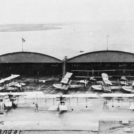 Idrovolanti americani Curtiss HS-1  presso la US Naval Air Station di Aber Wrac'h, 28 ottobre 1918. © IWM (Q 68948)