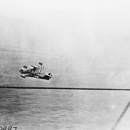 Una idrovolante Curtiss HS-1 di pattuglia, vicino alla US Naval Air Station di Aber Wrac'h, 29 ottobre 1918. Fotografia presa da un altro aereo da quella stazione. © IWM (Q 70313)