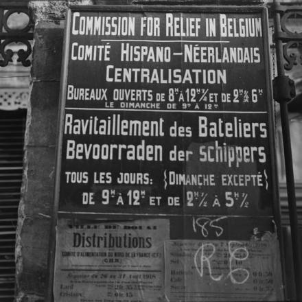 Un avviso relativo ai prezzi massimi per i prodotti alimentari, affisso alle inferriate a Douai, il 30 ottobre 1918. © IWM (Q 3322)