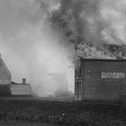 Case incendiate dall'esercito tedesco in ritirata per privare gli alleati in arrivo degli alloggiamenti, nell'ottobre del 1918. © IWM (Q 87682)