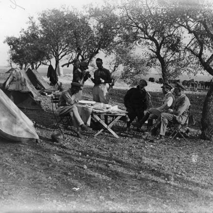 Gli Sherwood Rangers al Muslimile dove erano di stanza dopo l'Armistizio, il 31 ottobre 1918. © IWM (Q 12461)