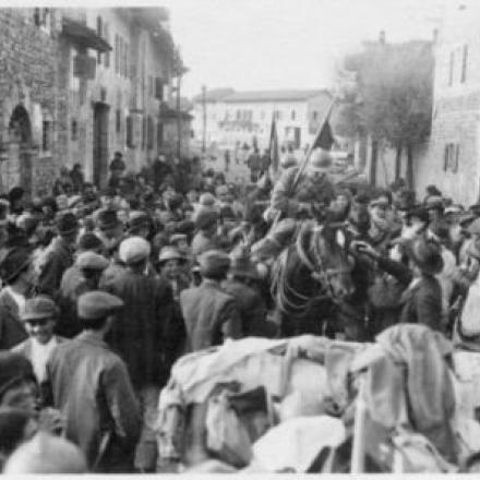 Accoglienza delle truppe italiane nei paesi liberati. © Museo della battaglia di Vittorio Veneto