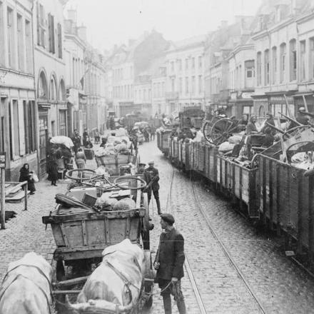 Mobili ed effetti vengono portati via  in vagoni ferroviari e carri di buoi a Valenciennes durante il ritiro tedesco, nell'ottobre 1918. © IWM (Q 57541)