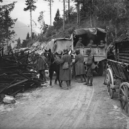 Un convoglio italiano si muove lungo la strada di montagna della Val d'Assa tra le barricate austro-ungariche distrutte. © IWM (Q 25978)