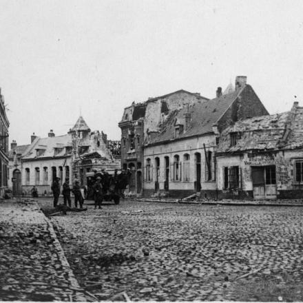 Truppe britanniche in una strada di Valenciennes, 2 novembre 1918.