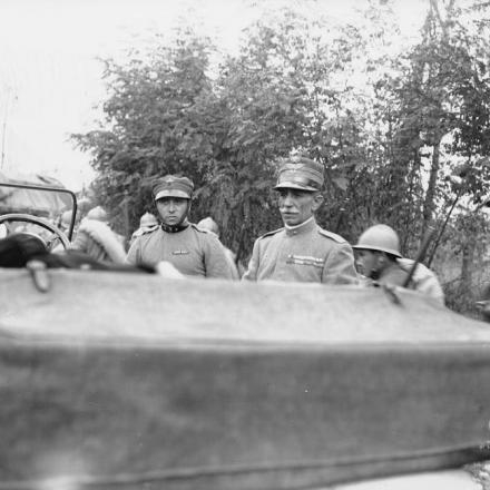 Un  generale italiano osserva le operazioni  durante l'offensiva alleata, novembre 1918. © IWM (Q 26712)