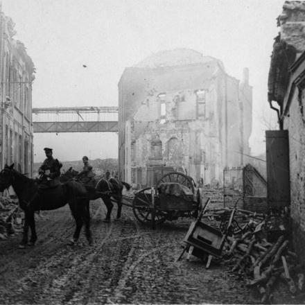 Artiglieria britannica tra le rovine di Place du Faubourg de Paris a Valenciennes, il 3 novembre 1918. © IWM (Q 78808)