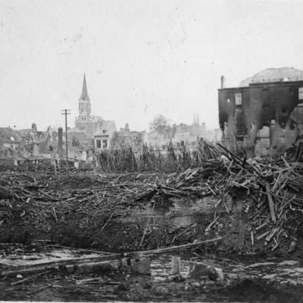 Ingresso alla città in rovina di Valenciennes, novembre 1918.  © IWM (Q 78811)