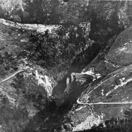 Fotografia aerea obliqua del ponte Roana attraverso la Val D'Assa. Probabilmente preso dal 28° Squadrone RAF. © IWM (Q 70793)