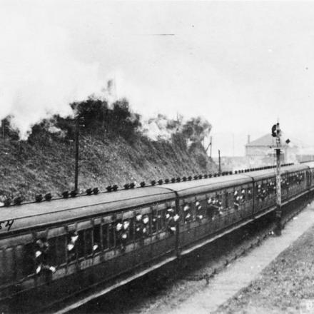 Treno che parte dalla stazione ferroviaria di Winchester trasportando truppe dell'American 337th Tank Battalion dal campo di riposo di Winnal Down, il 5 novembre 1918.