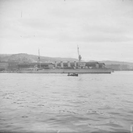 L'incrociatore leggero della Royal Navy HMS Lowestoft a Fiume. © IWM (Q 19922)