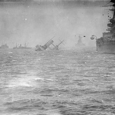La HMS Campania affonda dopo essere stato speronata dalla HMS Revenge a Rosyth, il 5 novembre 1918  © IWM _ HMSO has declared that the expiry of Crown Copyrights