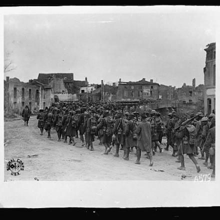 Truppe americane che marciano in lunghe colonne a Chateau Thierry. © Congress Library Photo by American Red Cross 