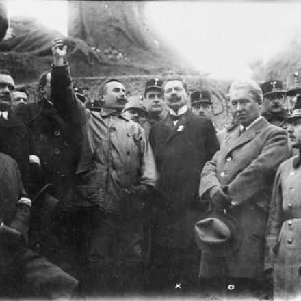 Funzionari Cecoslovacchi parlano alla folla nella Piazza della Città Vecchia a Praga, l'8 novembre 1918. © IWM (Q 112683)