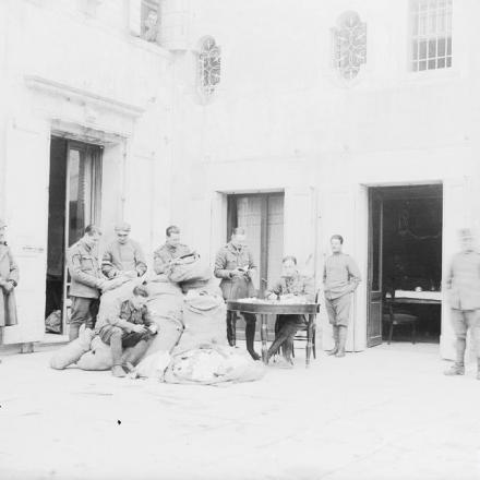 Ufficiali di intelligence britannici e italiani che esaminano i documenti degli austro-ungarici catturati, novembre 1918. © IWM (Q 26733)
