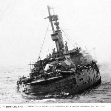 L'affondamento della corazzata HMS Britannia dopo essere stato silurata da un sottomarino tedesco. © IWM (Q 75587)