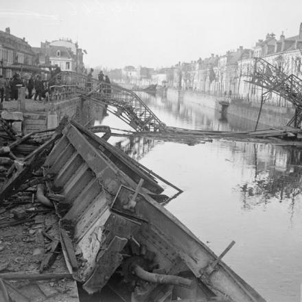 Un ponte distrutto sul fiume Schelda a Tournai. Alcune riparazioni temporanee permettono alle persone di attraversare, il 9 novembre 1918. © IWM (Q 9646)