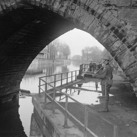 Una sentinella della 30ª Divisione britannica a guardia di un ponte sul fiume Schelda a Tournai, il 9 novembre 1918 (il giorno dopo l'ingresso britannico nella città). © IWM (Q 9648)