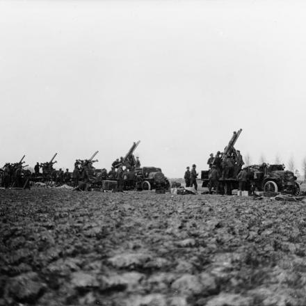 Camion su cui sono stati montati dei cannoni antiaerei QF da 13 libbre in azione nei pressi di Bavai, Il 10 novembre 1918. © IWM (Q 3354)
