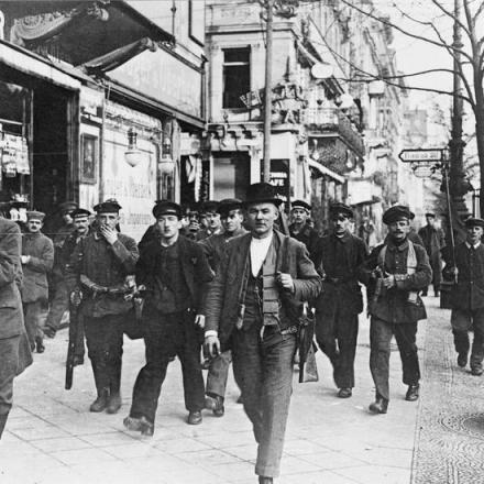 Truppe di protezione del nuovo Consiglio dei lavoratori e dei soldati di Unter den Linden, 9-10 novembre 1918. © IWM (Q 52732) © IWM (Q 52732)